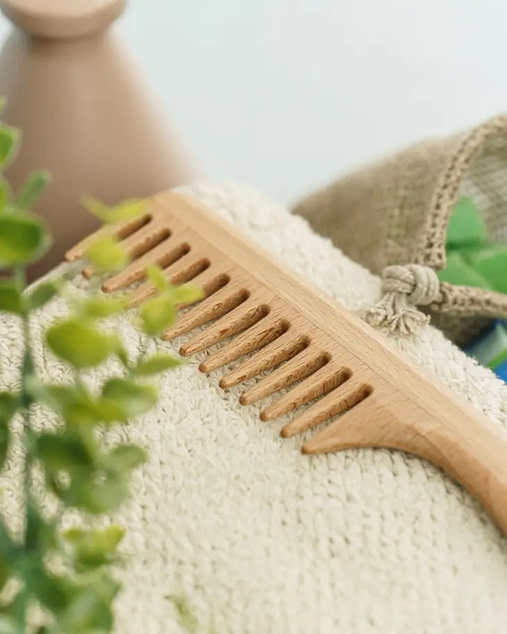 Wide-tooth comb with handle