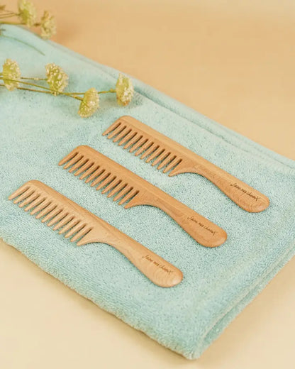 Wide-tooth comb with handle