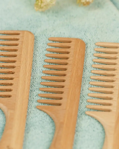 Wide-tooth comb with handle